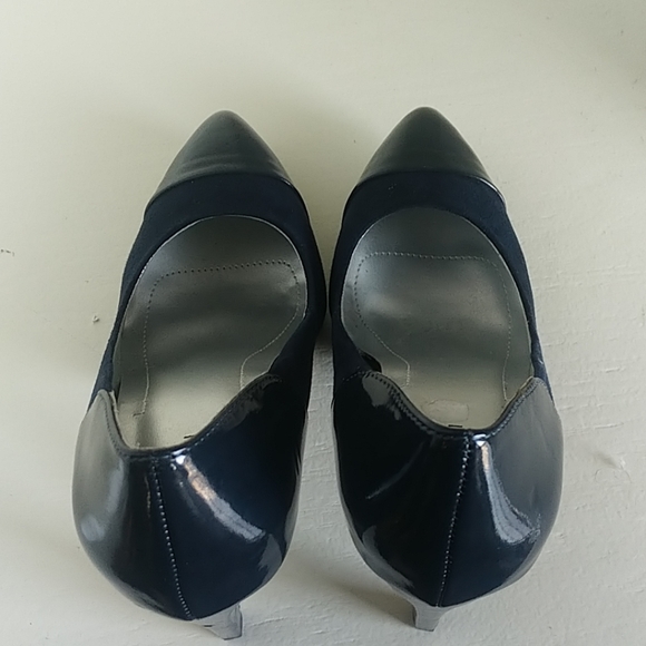 Tahari navy suede and leather pumps - Picture 6 of 7